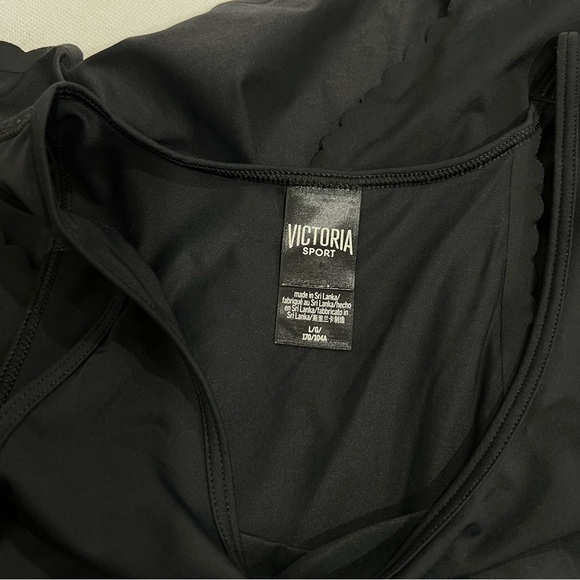 Victoria Sport Black Athletic Tank Top Size Large Scallop Detail Around Hem - Picture 10 of 10